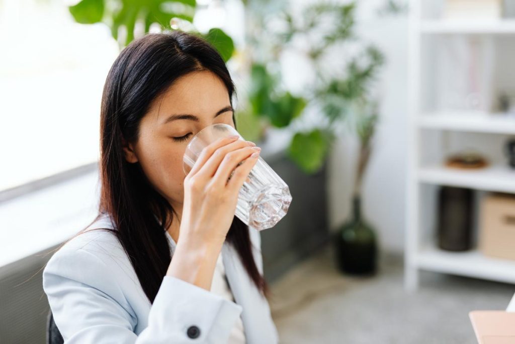 Powerful daily habits to track: drink enough water